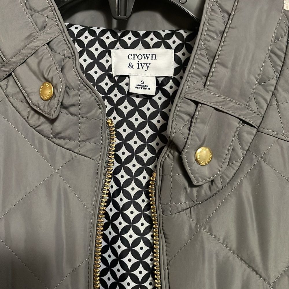 Crown and Ivy Vest - Picture 2 of 2